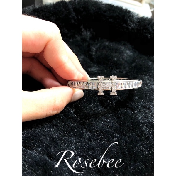 Vòng tay hiệu chữ H đính đá Baguette