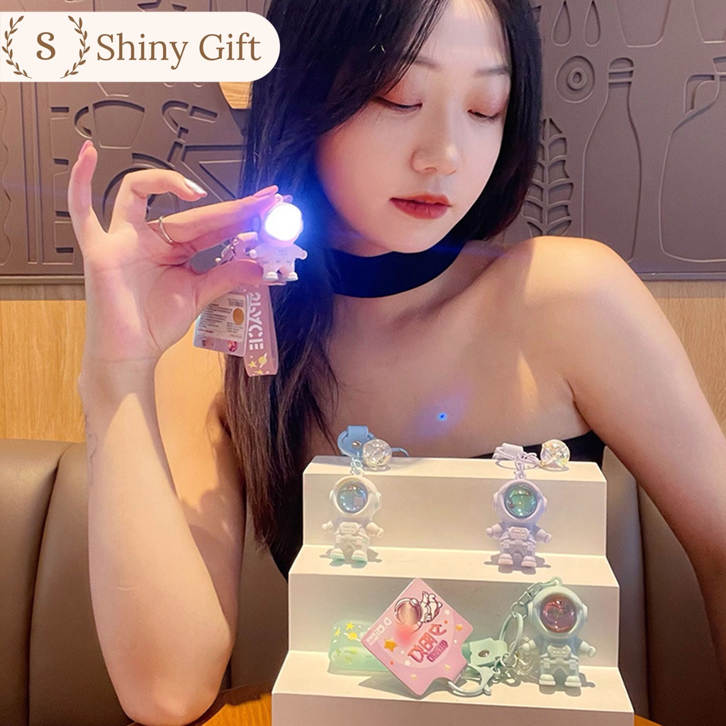 Móc khóa đèn selfie phi hành gia