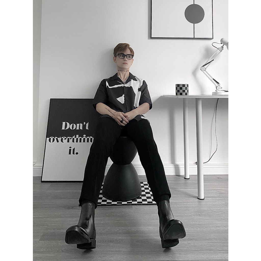 Áo sơ mi tay ngắn họa tiết Blacker form rông unisex
