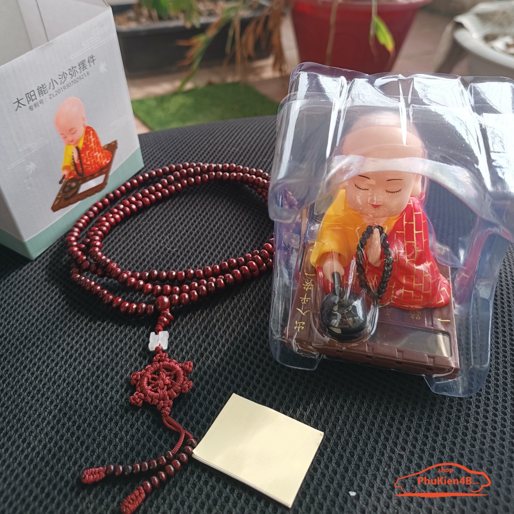 Tượng phật chú tiểu gõ mõ tụng kinh năng lượng mặt trời, trang trí taplo ô tô kèm tràng hạt