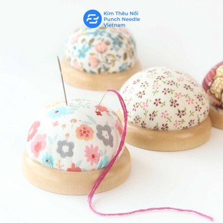 Gối bông cắm kim đế gỗ handmade