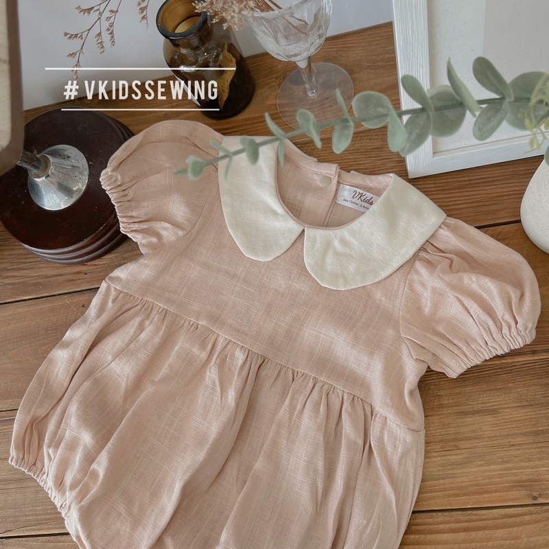 V7 Bộ liền thân bodysuit cổ sen Vkid chất liệu linen thoáng mát cho bé gái, màu hồng pastel xinh xắn