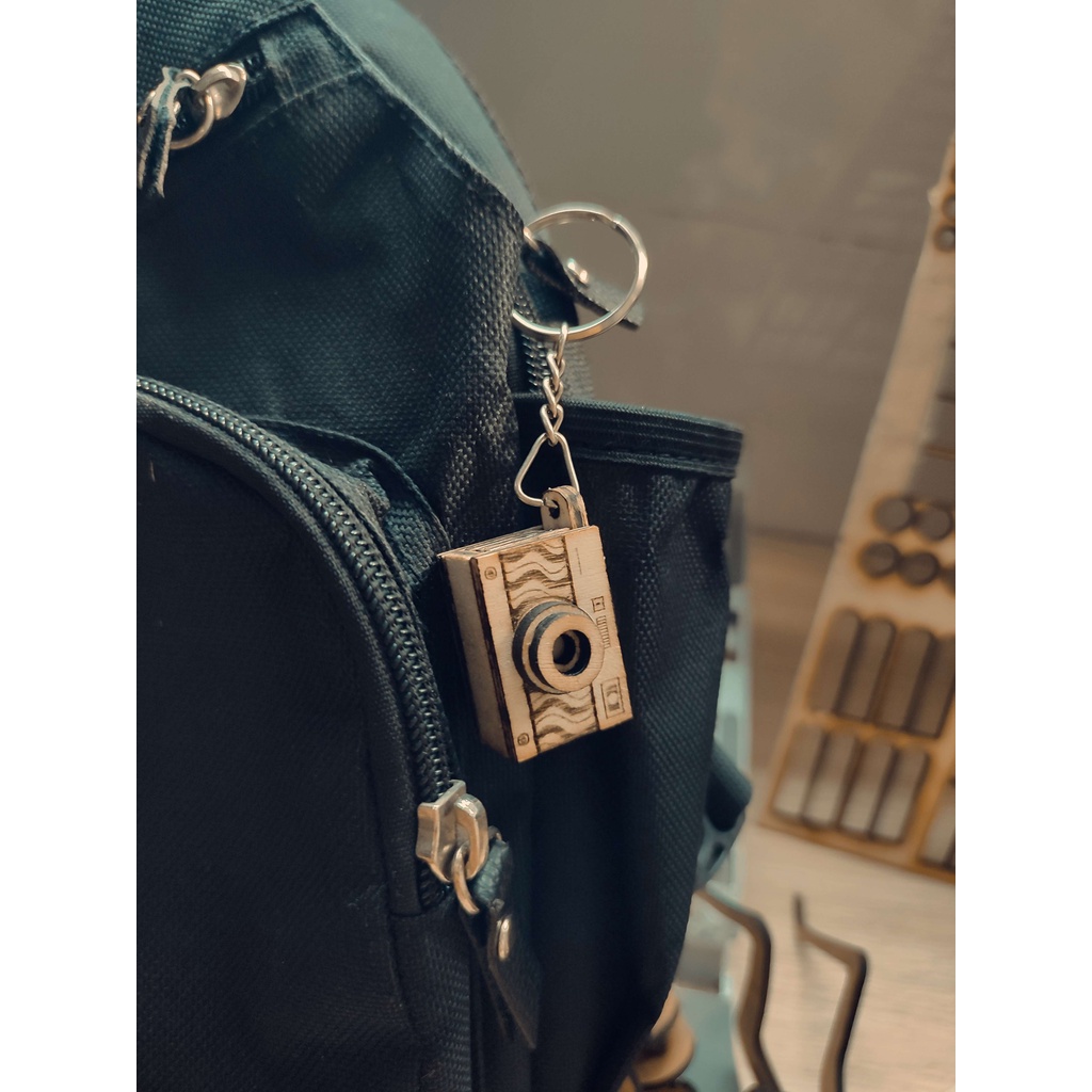 Móc khóa máy ảnh bằng gỗ Vintage