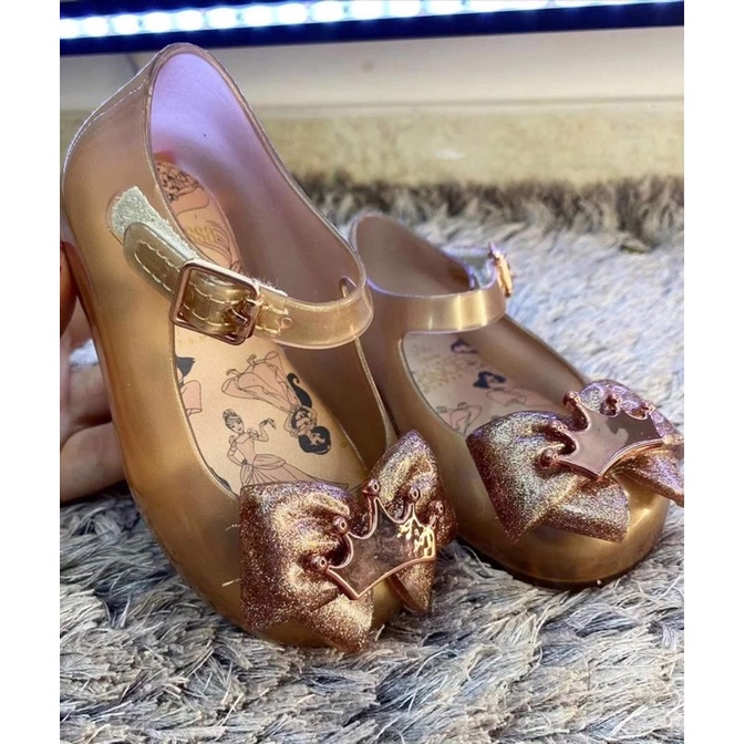 Giày Vương Miện