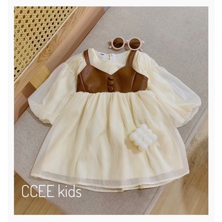 Vây yếm gắn nơ cho bé gái