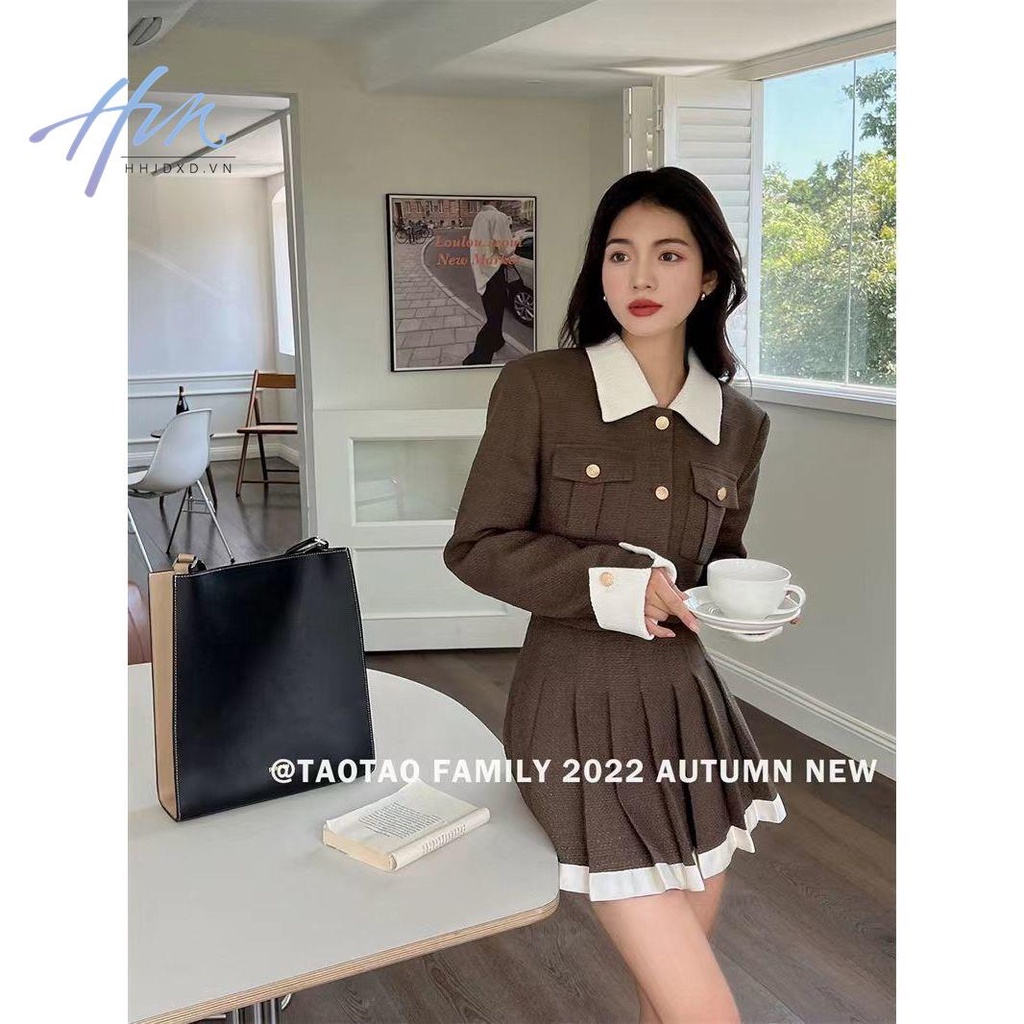 Set đồ gồm áo khoác + chân váy ngắn lưng cao xếp ly màu sắc tương phản phong cách Pháp thời trang thu đông 2022 cho nữ