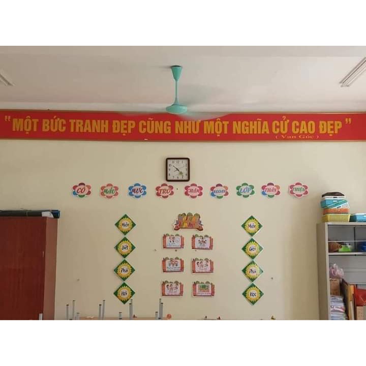 Bộ khẩu hiệu 8 chữ vuông mới,chất liệu ép plastic, kích thước a4, sẵn băng kéo dán tường, không kèm hoa