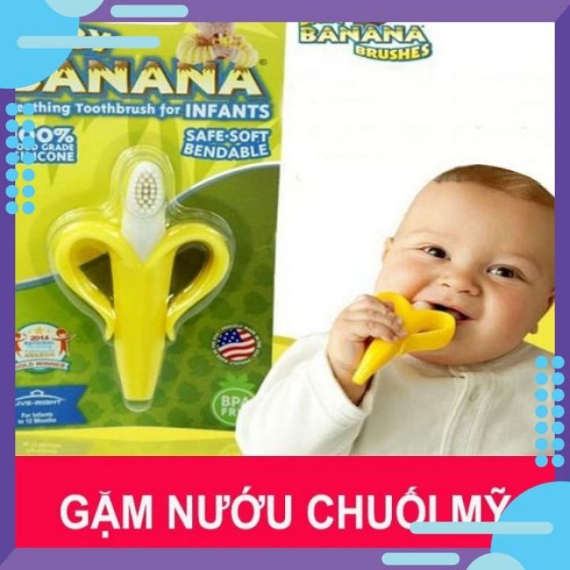 Gặm nuối chuối cho bé.
