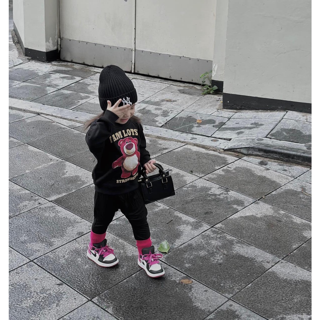 Áo nỉ cổ tròn Gấu strawberry cho bé , áo sweater trẻ em unisex ,TP KIDs
