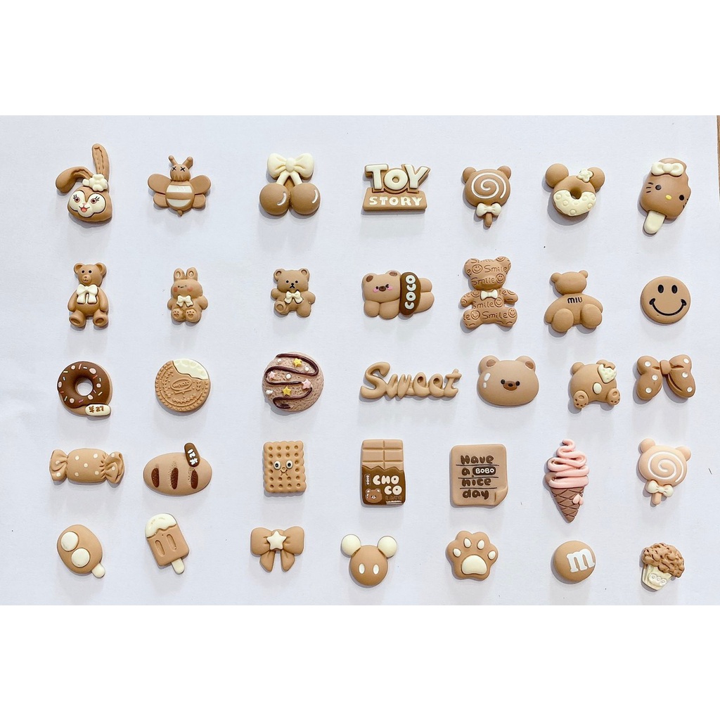 Charm tông nâu kute cho bé trai và gái đã bao gồm nút chỉ việc gắn lên sục có lỗ