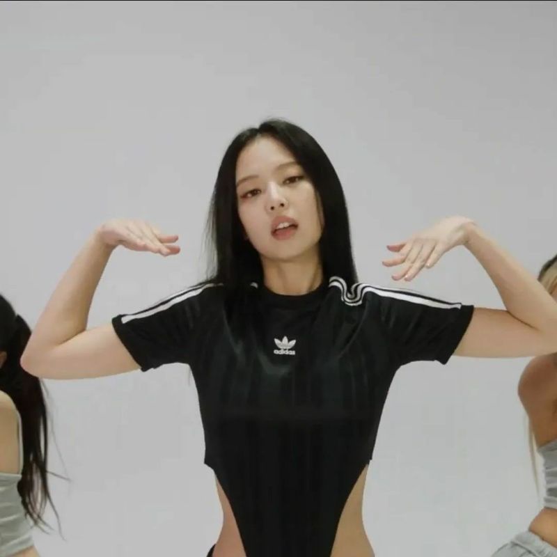 Set áo bodysuit và chân váy Shut Down dance practice giống Jennie BLACKPINK