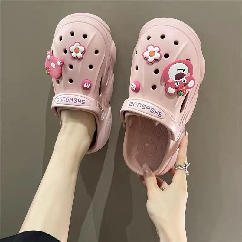 Dép độn đế Cross nữ siêu nhẹ kèm Sticker gấu dâu losto dễ thương - dép bánh mì nữ hot trend 2022