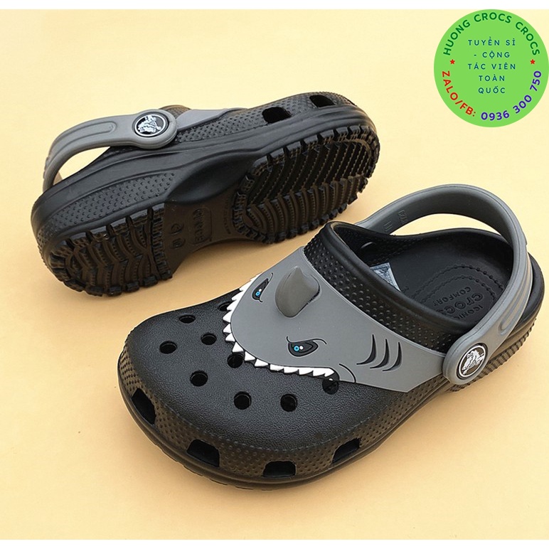 DÉP SỤC NHỰA ĐI MƯA CROCS BAND UNICON SỪNG CÁ MẬP MÀU ĐEN