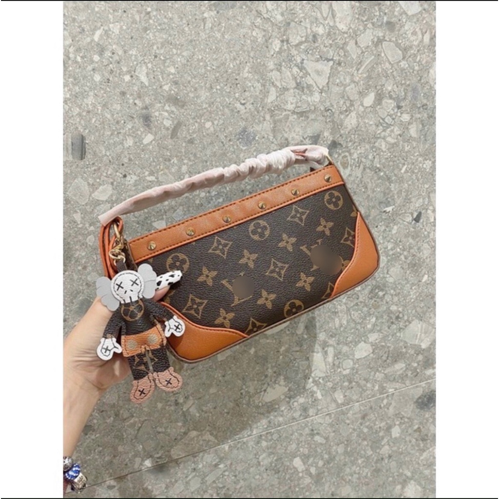 Túi Kẹp Nách ,EO VÌ Viền Đinh Kèm Gấu Hót trend Thiết Kế Trẻ Trung Điệu ĐÀ Phong Cách Hàn Quốc