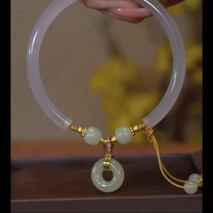 Vòng Đeo Tay Ngọc Bích Phối Tua Rua Thời Trang