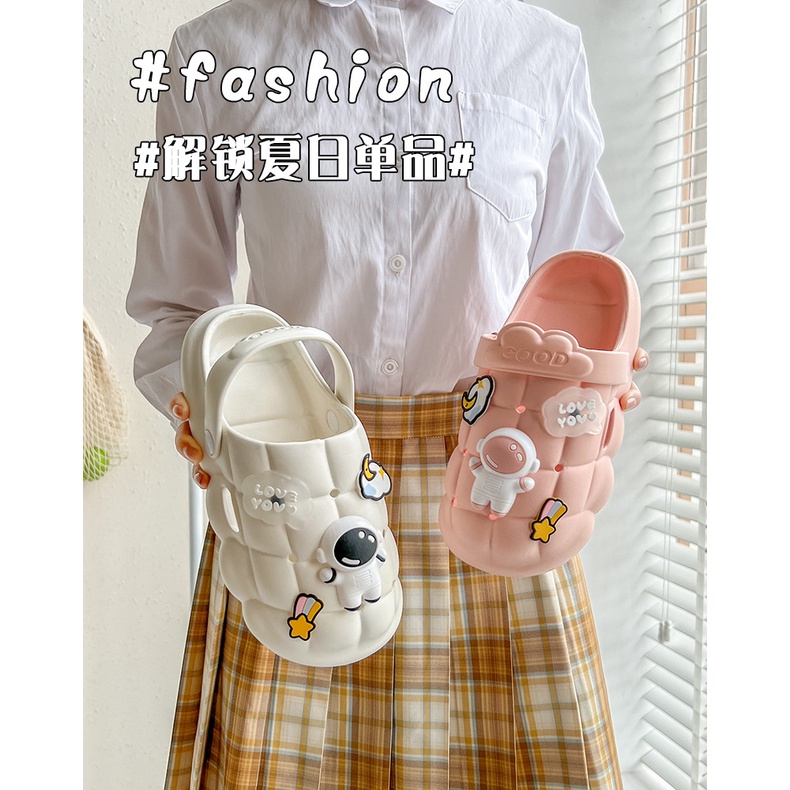 Dép sục cho nam và nữ, dép sandal thời trang gắn sticker phi hành gia đế xuồng chống trơn trượt