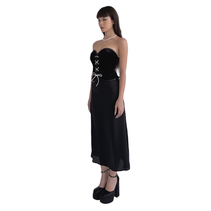 Chân váy lụa dáng dài phối cùng áo cup đan dây-Silky Skrits x Sophia Top