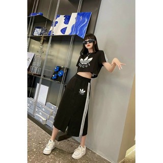 Set áo croptop chân váy logo nổi bật