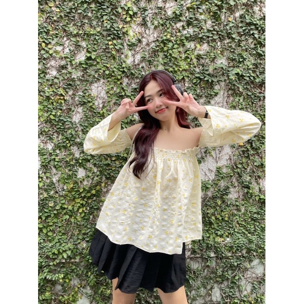 ÁO TRỄ VAI HOA NHÍ TAY DÀI