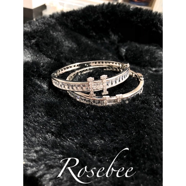 Vòng tay hiệu chữ H đính đá Baguette