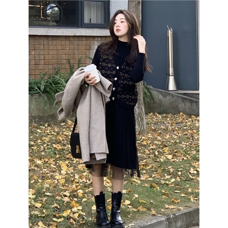 Set váy len dày tay phối voan xòe dài điệu đà+ Áo len gile họa tiết nhẹ nhàng vintage