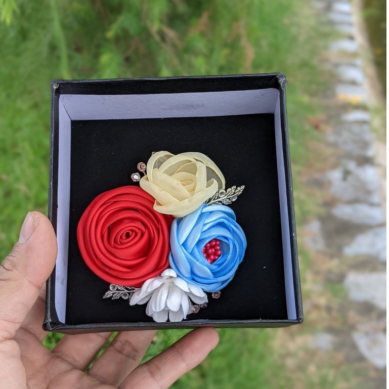 Hoa cài áo váy size 8cm cách điệu kết hợp đá cao cấp, có nhiều màu lựa chọn