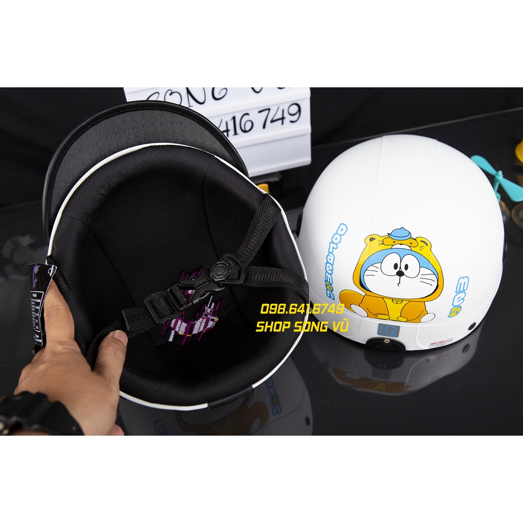 MŨ NÓN BẢO HIỂM NGƯỜI LỚN DORAEMON CHỮ - MÀU TRẮNG