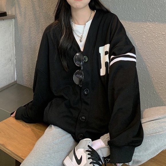 Áo khoác nỉ, không cổ, cài nút Luala kiểu rộng hoạ tiết chữ R chất liệu nỉ dày màu đen phong cách Hàn Quốc Freesize