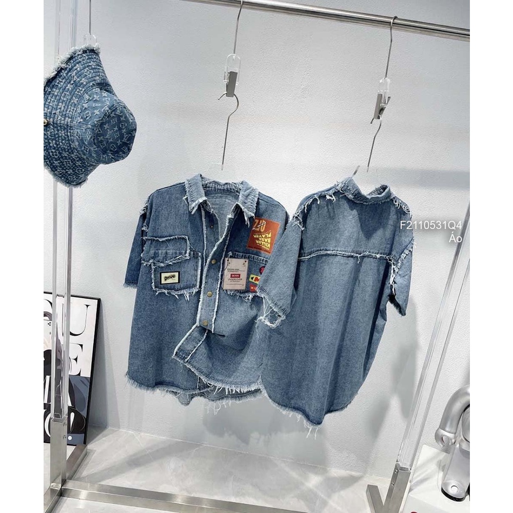 Áo sơ mi jean phối viền tua rua gắn mác chữ tay ngắn
