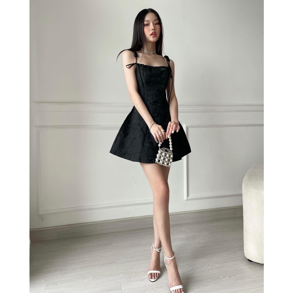Đầm gấm xoè. Có 2 màu. KÈm hình chụp thật 100%. Size dưới 54kg vừa . Đơn giản mà đẹp. MUa nhanh kẻo hết