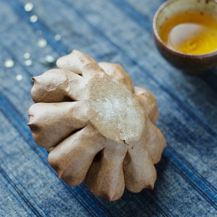 Hoa gốm đĩa cắm nhang - Thác khói trầm hương