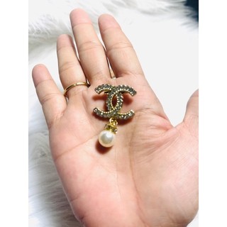 Cài áo logo đính đá kèm hạt thả xinh