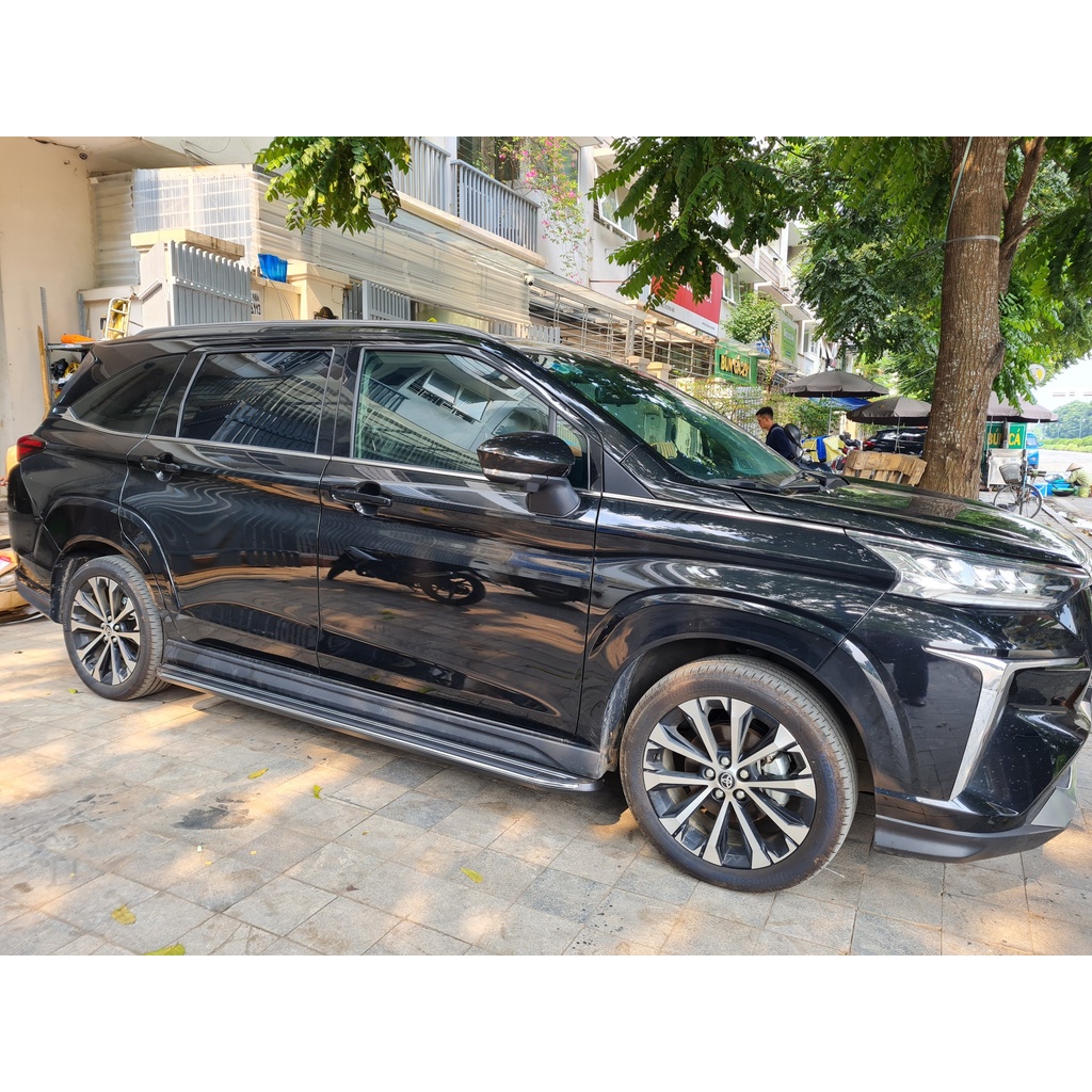 Bậc lên xuống, bệ bước chân xe Toyota Veloz 2022. Nhôm đúc 100%. Siêu KM. Khắc laser logo với mẫu mặt nhôm