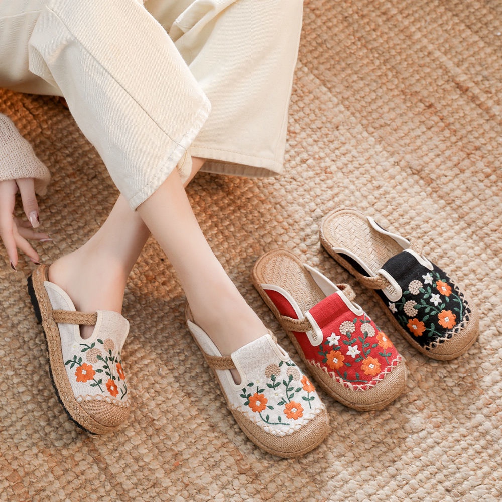 Dép Cotton Lanh Bít Mũi Mềm Mại Thoáng Khí Thêu Họa Tiết Thổ Cẩm Xinh Xắn Chống Trượt Chân Tiện Dụng Cho Nữ