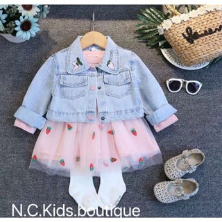 Set áo khoác bò kèm váy dâu tây cực xinh cho bé