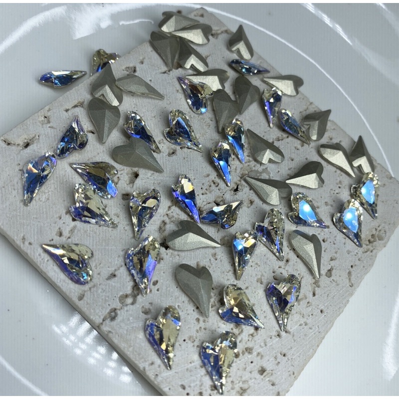 Đá khối trái tim dẹt đính móng tay