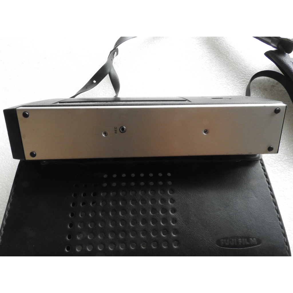 Máy cassette hiệu Fujifilm hình chữ nhật lắp pin vào còn nguồn nghe có tiếng động cơ