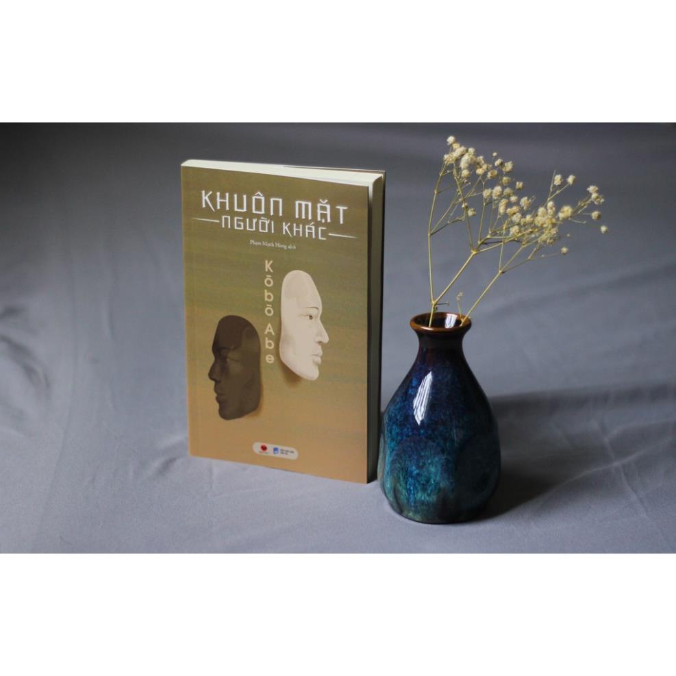 Sách - Khuôn mặt người khác - Bách Việt