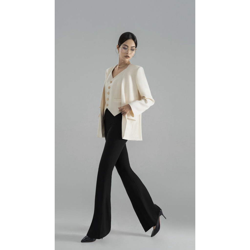 Set áo gile và blazer thiết kế không cổ, cúc vàng cá tính