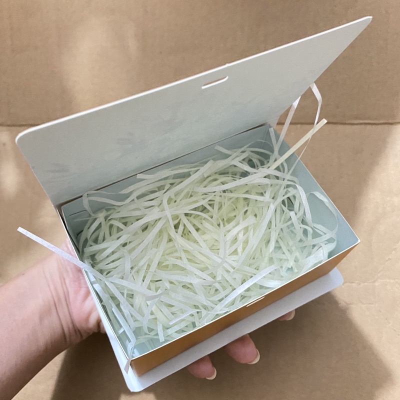 Hộp quà Valentine 6v cao cấp dáng book kèm dây nơ