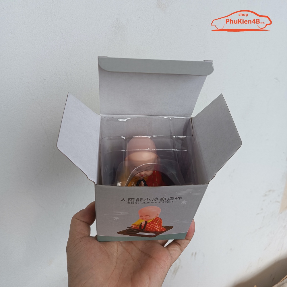 Tượng phật chú tiểu gõ mõ tụng kinh năng lượng mặt trời, trang trí taplo ô tô kèm tràng hạt