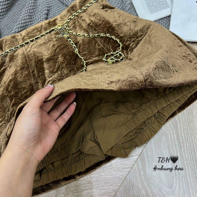 Chân váy nhung nổi hoa hồng kèm dây xích hàng QCL1