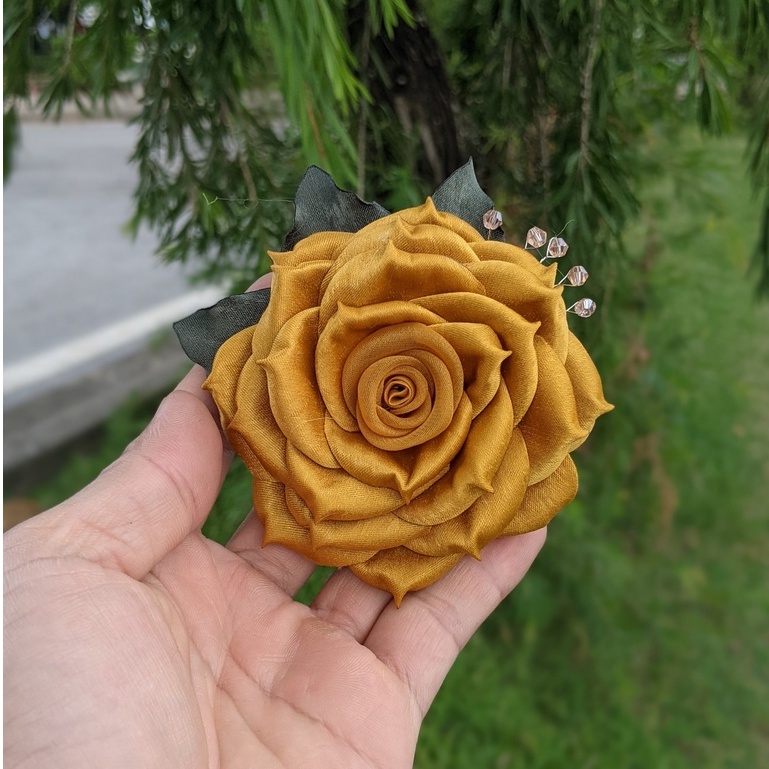 Hoa cài áo ruy băng gấm đính đá cao cấp