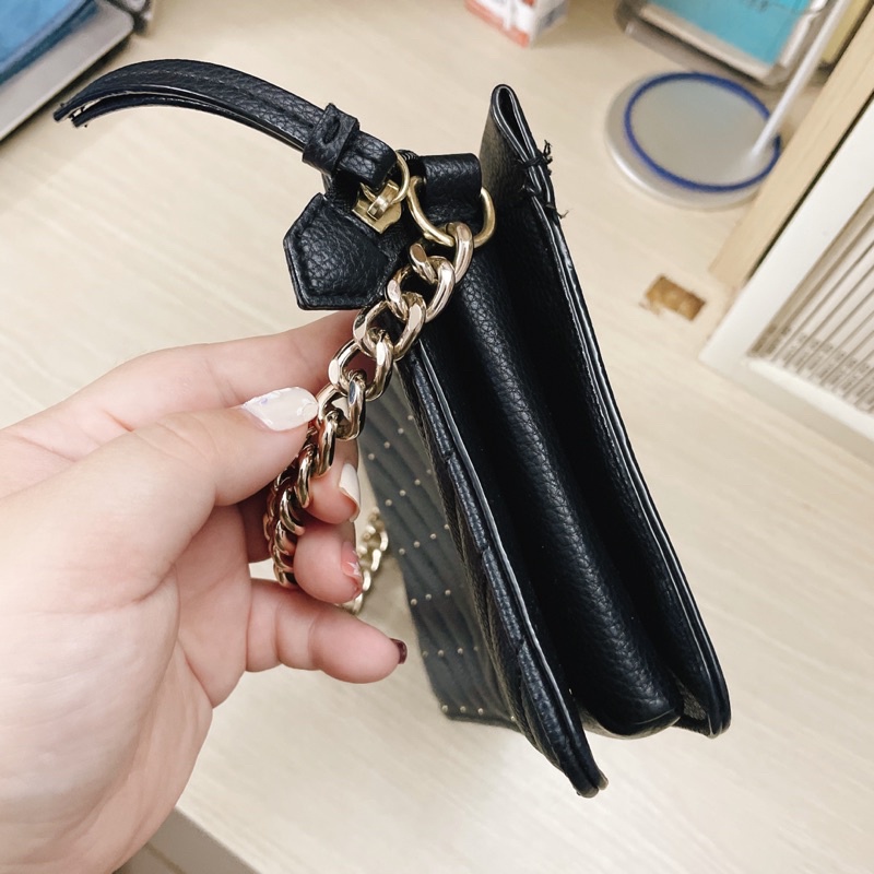 Thanh lý túi xách tay Vic.toria. Se.cret màu đen mới 99%