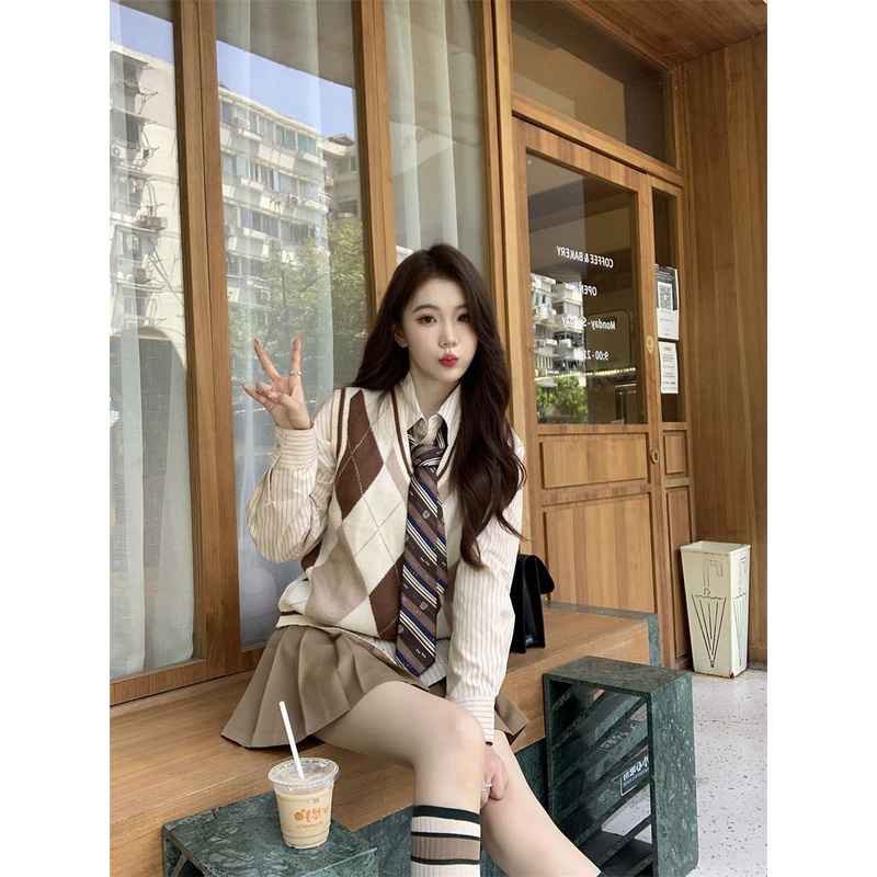 Set Áo Sơ Mi Kẻ Sọc + Chân Váy Xếp Ly + Áo Khoác Len Không Tay Màu Sắc Retro Dành Cho Nữ