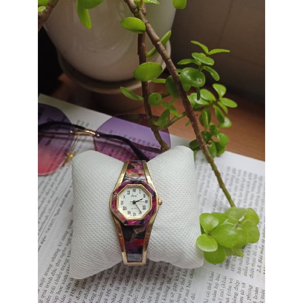 Đồng hồ Heel Nhật, nữ, dạng kiềng khảm xà cừ hoa văn, cọc số la mã.