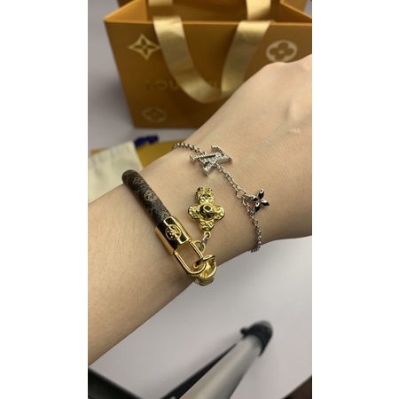 Vòng tay L.V đơn giản