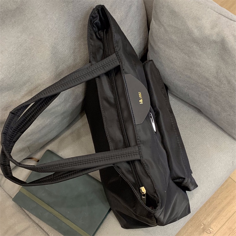 Túi Đeo Vai niche Sức Chứa Lớn Bằng nylon In Họa Tiết Mặt Cười Cho Nữ