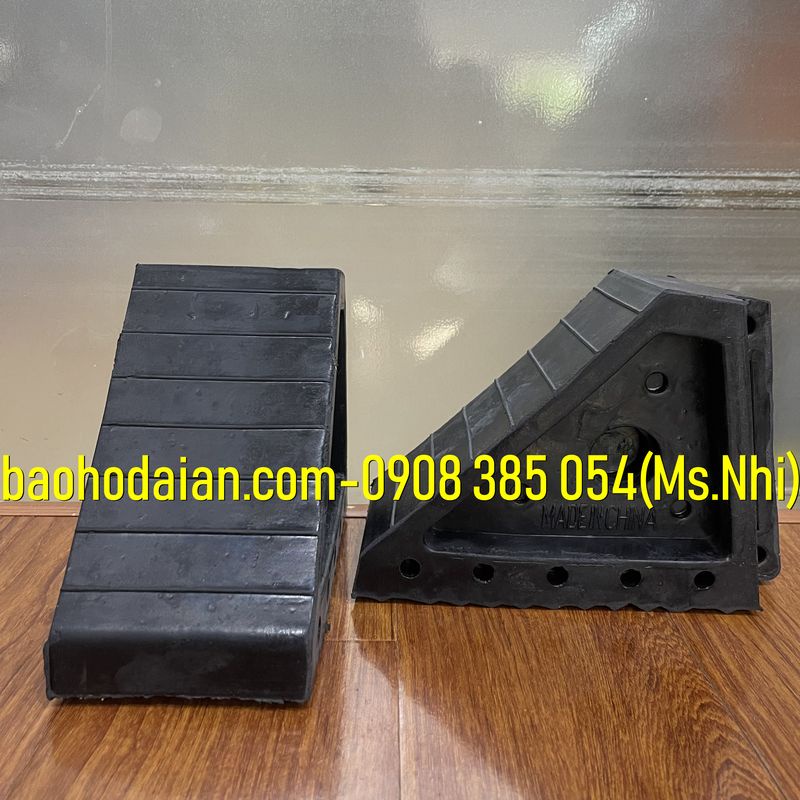 Cục chặn bánh xe ô tô di động chất liệu cao su KT20x15x10cm