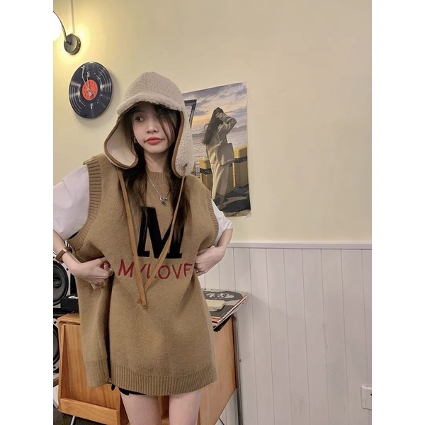 Áo len gile thêu chữ M